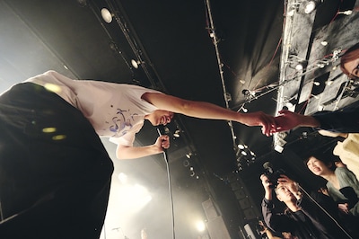 観客と握手する吉田靖直（Vo）。（Photo by morookamanabu）