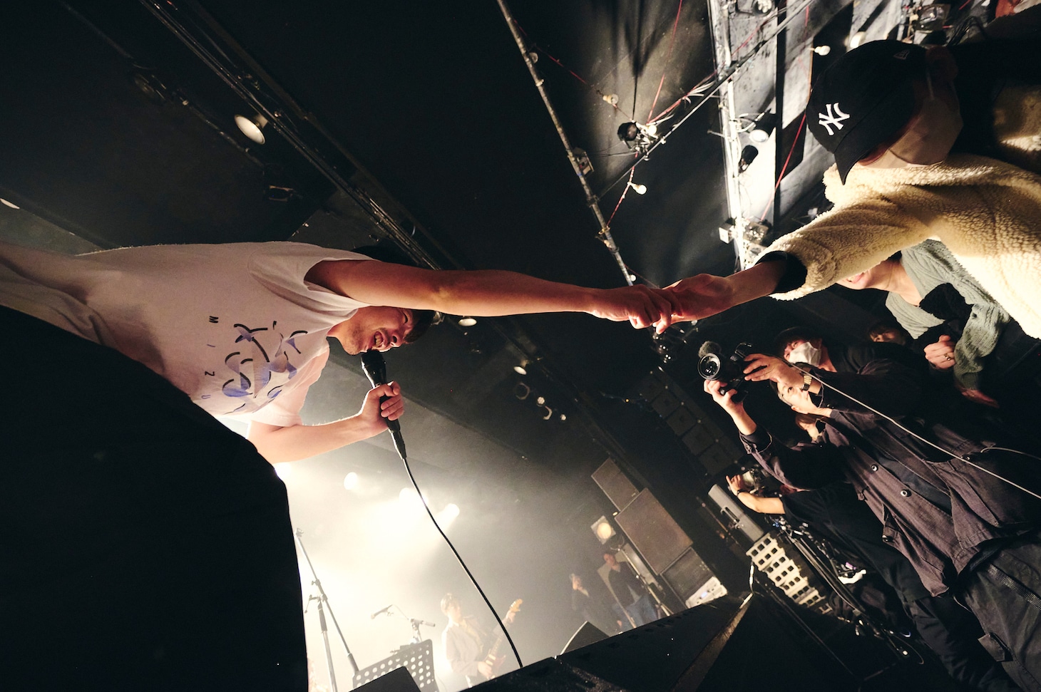 観客と握手する吉田靖直（Vo）。（Photo by morookamanabu）