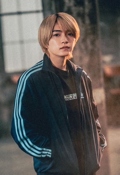 西畑大吾（なにわ男子）©田島隆・マサシ（秋田書店）／「マトリと狂犬」製作委員会・MBS