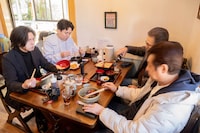 家族団らんの食事シーン。