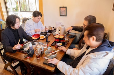 家族団らんの食事シーン。