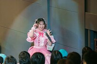 客席通路を歩く宮沢友。（撮影：佐藤広理）