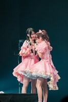 感極まって涙する結城りな（右）に寄り添う村星りじゅ（左）。（撮影：佐藤広理）