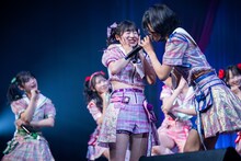 「虹のコンキスタドール LIVE TOUR 2025 ～平成令和ネバーエンドサンバースト～」東京公演の様子。