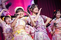 「虹のコンキスタドール LIVE TOUR 2025 ～平成令和ネバーエンドサンバースト～」東京公演の様子。