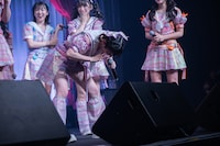 ブラジルに向かって話しかける一宮ゆい。