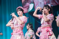 伊藤舞依（左）と八木遥叶（右）。