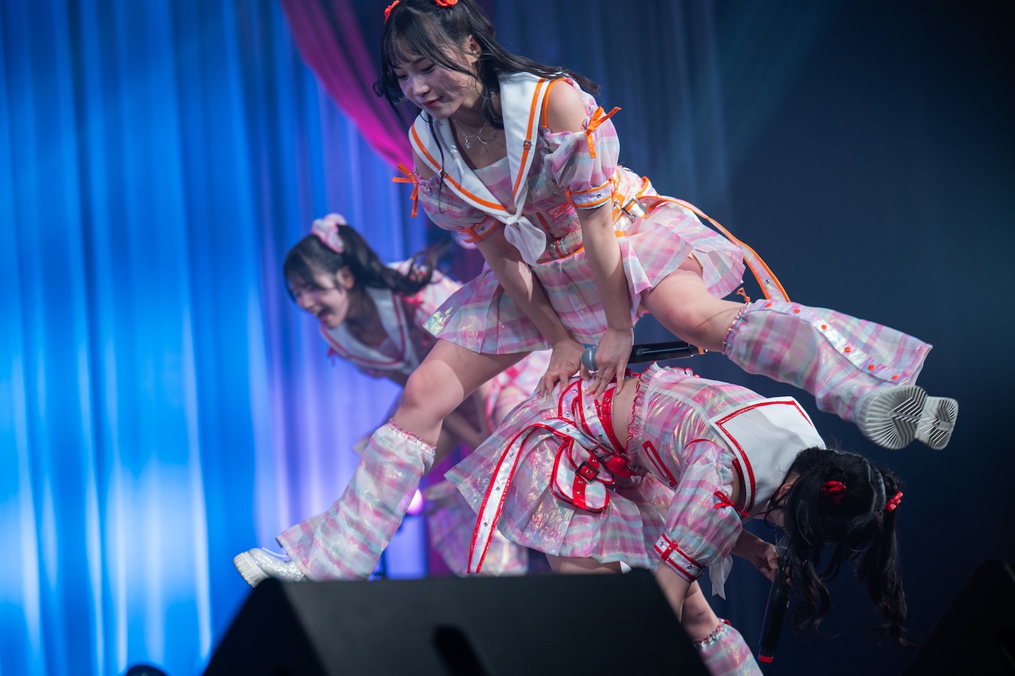 馬跳びする尾林結花（上）と栗原舞優（下）。