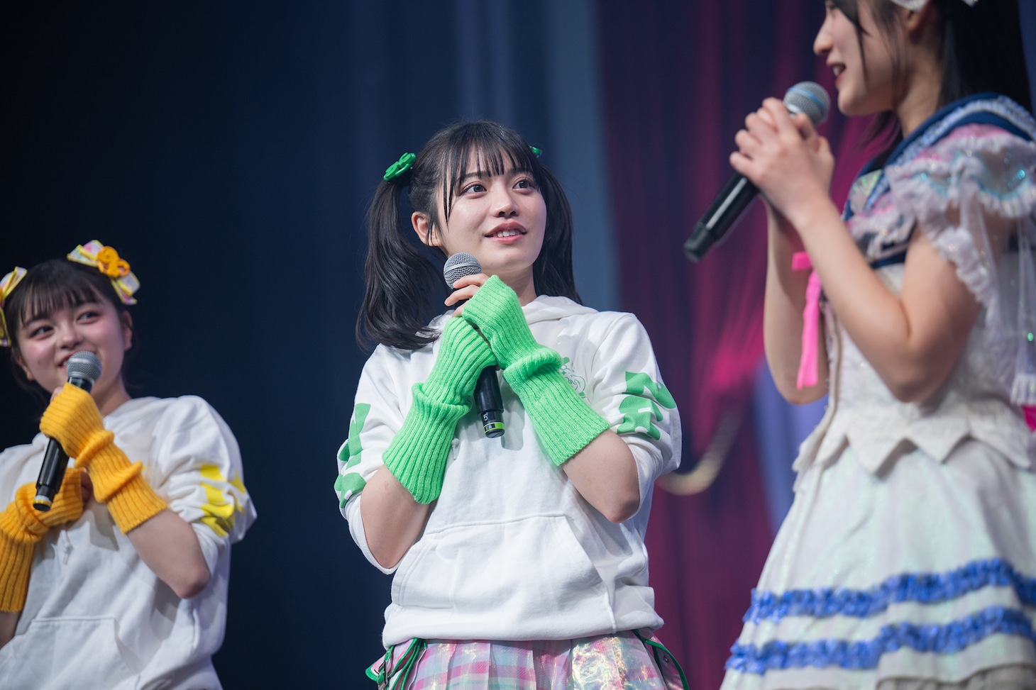 前嶋杏乃の挨拶を見守る先輩メンバー。