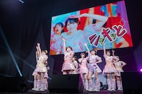 新曲「平成令和ネバーエンドサンバースト」を披露する虹コン。