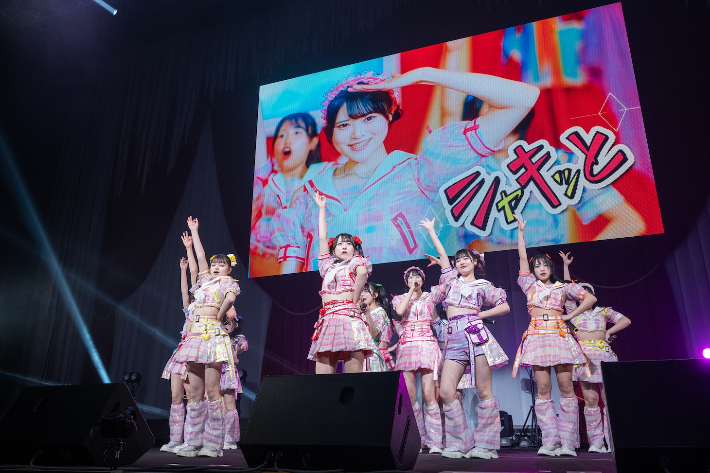 新曲「平成令和ネバーエンドサンバースト」を披露する虹コン。