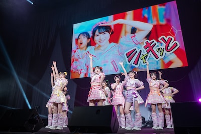 新曲「平成令和ネバーエンドサンバースト」を披露する虹コン。