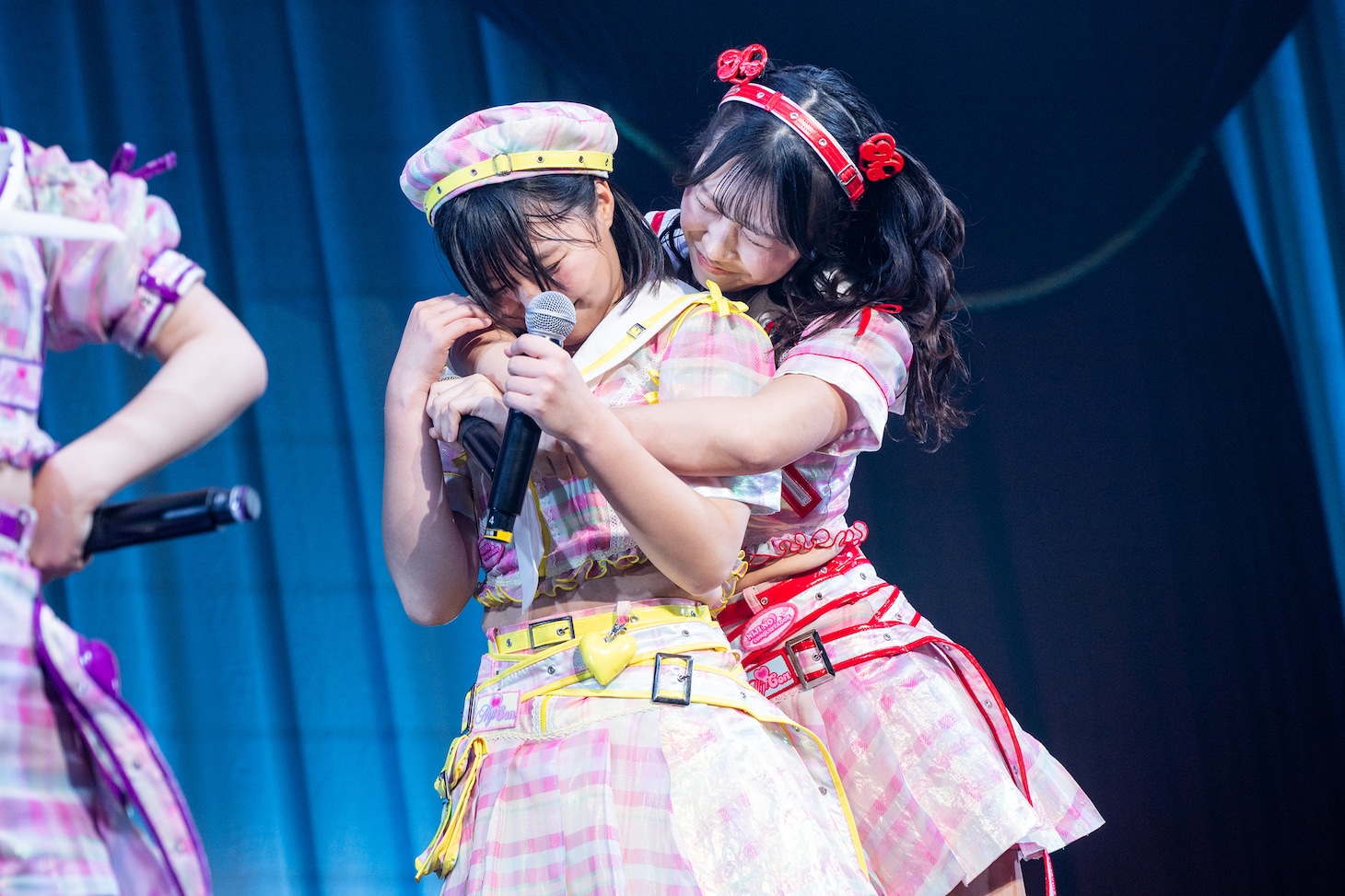 的場華鈴（左）に抱きつく青山詩（右）。