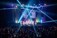 「虹のコンキスタドール LIVE TOUR 2025 ～平成令和ネバーエンドサンバースト～」東京公演の様子。