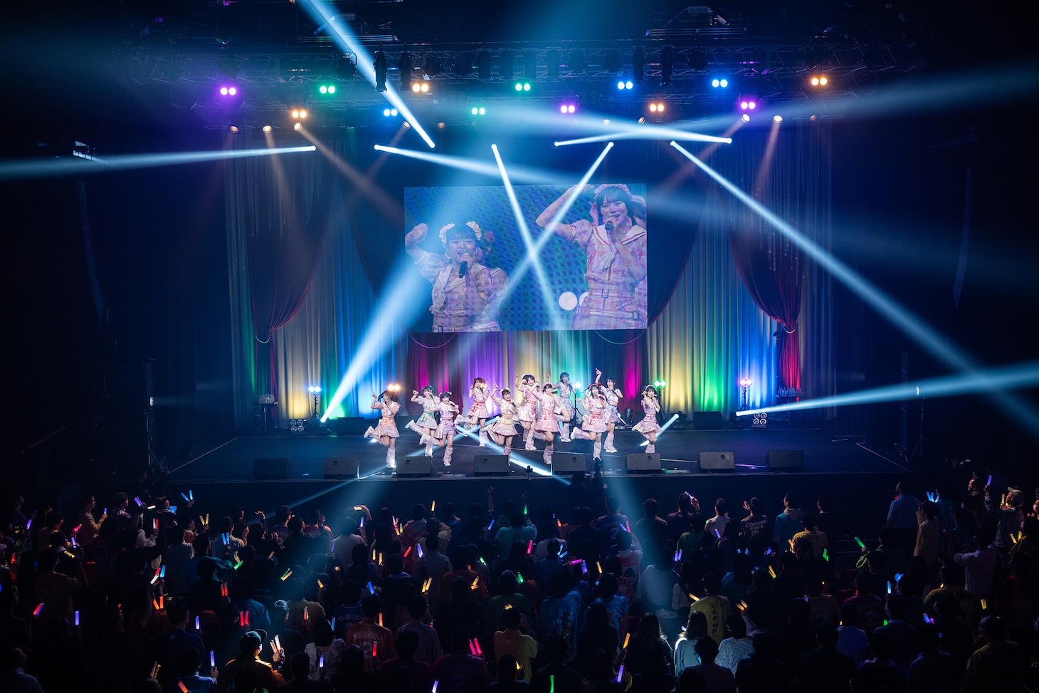 「虹のコンキスタドール LIVE TOUR 2025 ～平成令和ネバーエンドサンバースト～」東京公演の様子。