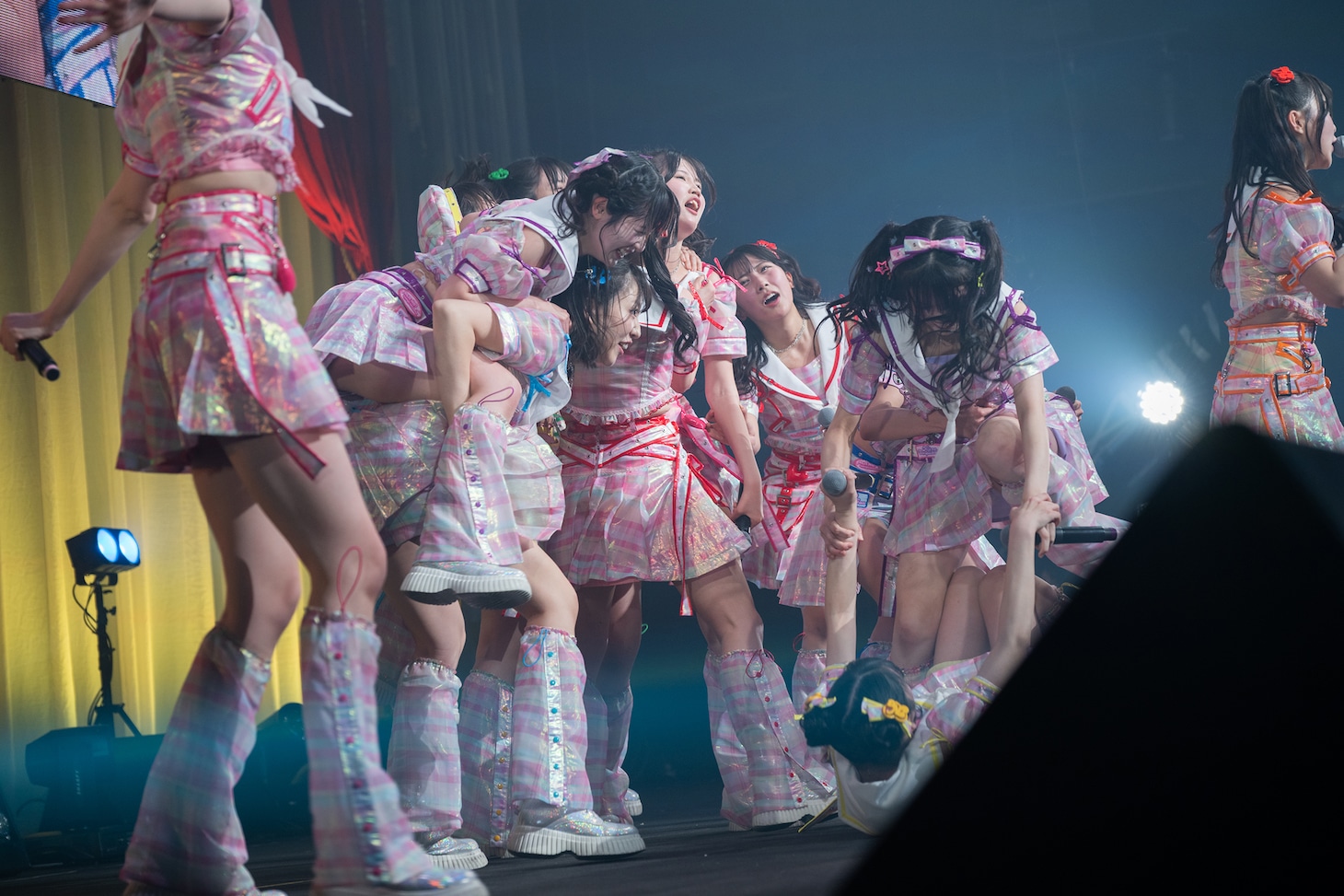 もみくちゃになる虹コン。