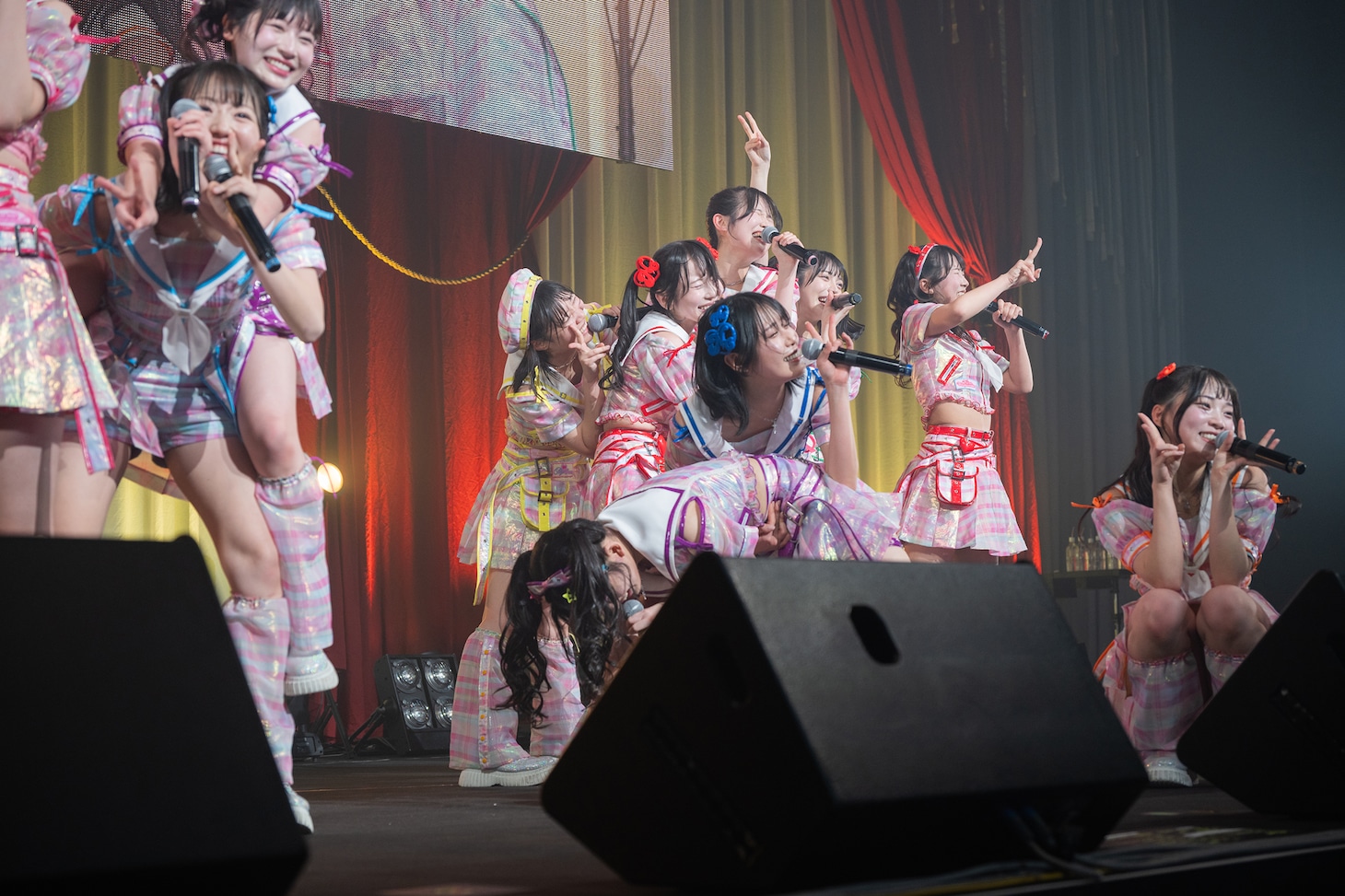 でんぱ組.inc「プレシャスサマー！」のカバーではステージ上がカオス状態に。