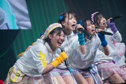 「虹のコンキスタドール LIVE TOUR 2025 ～平成令和ネバーエンドサンバースト～」東京公演の様子。