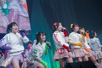 「虹のコンキスタドール LIVE TOUR 2025 ～平成令和ネバーエンドサンバースト～」東京公演の様子。