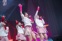 「虹のコンキスタドール LIVE TOUR 2025 ～平成令和ネバーエンドサンバースト～」東京公演の様子。