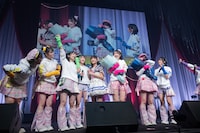 “やぎまい”コンビの昇格を祝福する虹コンメンバー。