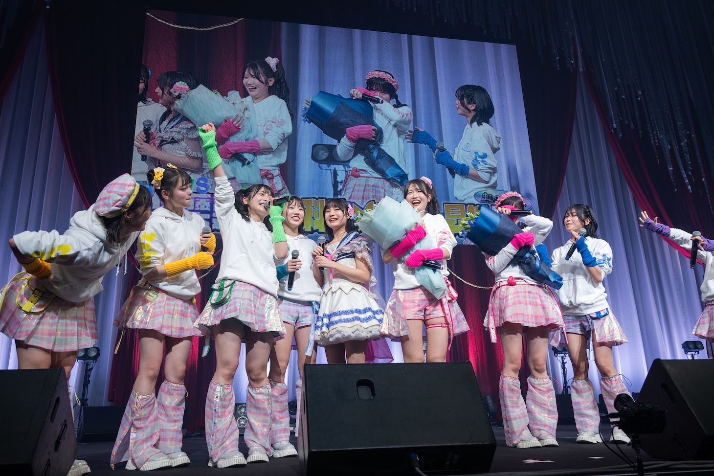 “やぎまい”コンビの昇格を祝福する虹コンメンバー。