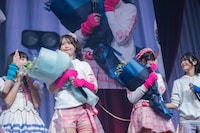 花束を受け取りキリッとした表情の八木遥叶（左）と号泣する伊藤舞依（右）。