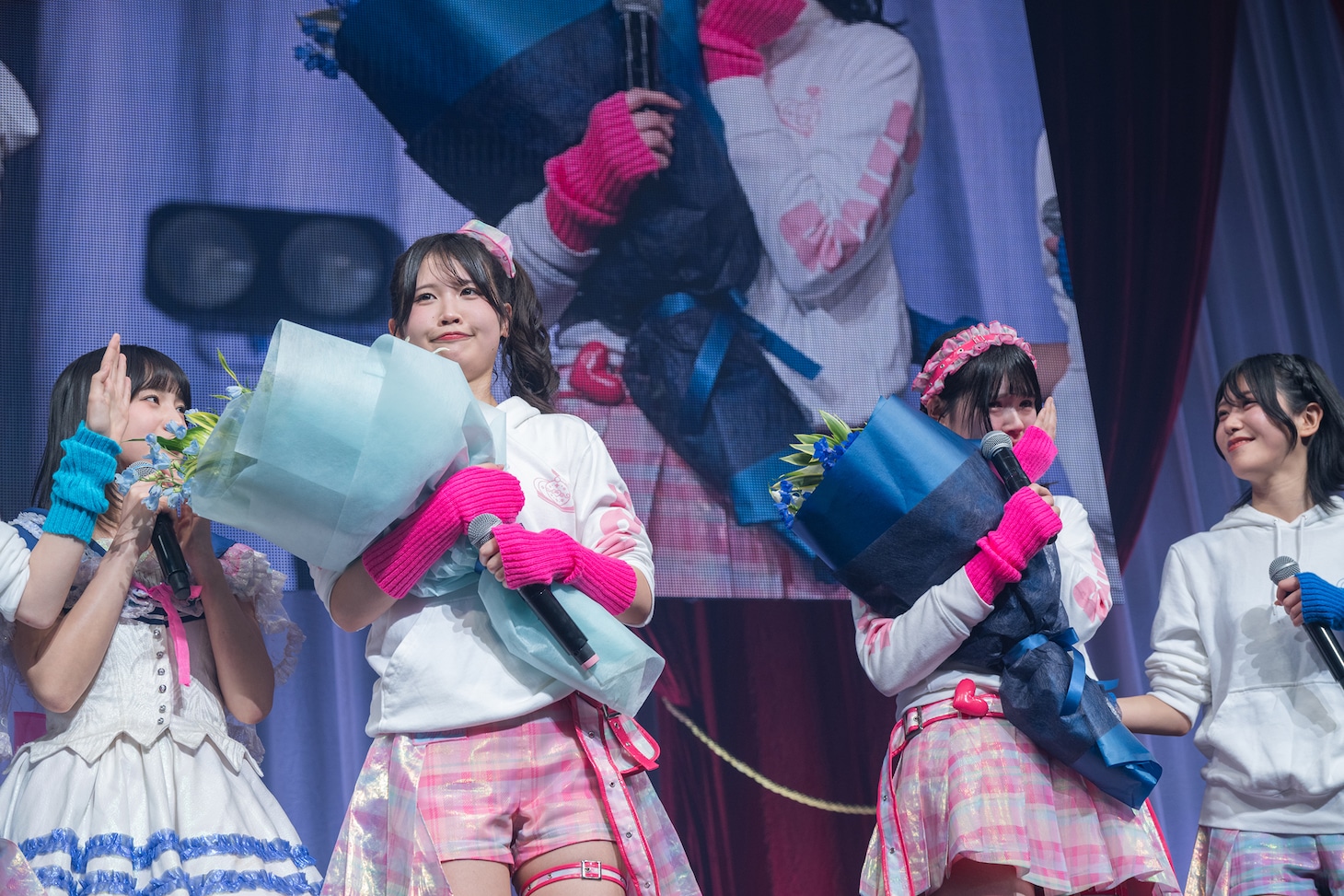 花束を受け取りキリッとした表情の八木遥叶（左）と号泣する伊藤舞依（右）。