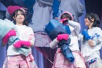 泣きじゃくる伊藤舞依（中央）。