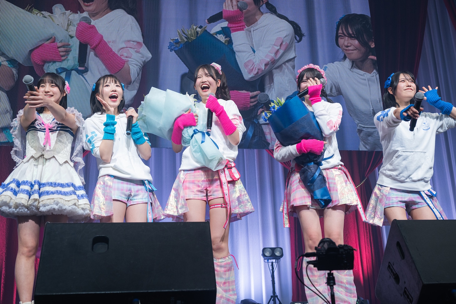 「おめでとーう！」の声を浴びる八木遥叶と伊藤舞依。