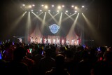 「虹のコンキスタドール LIVE TOUR 2025 ～平成令和ネバーエンドサンバースト～」東京公演の様子。