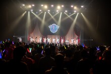 「虹のコンキスタドール LIVE TOUR 2025 ～平成令和ネバーエンドサンバースト～」東京公演の様子。
