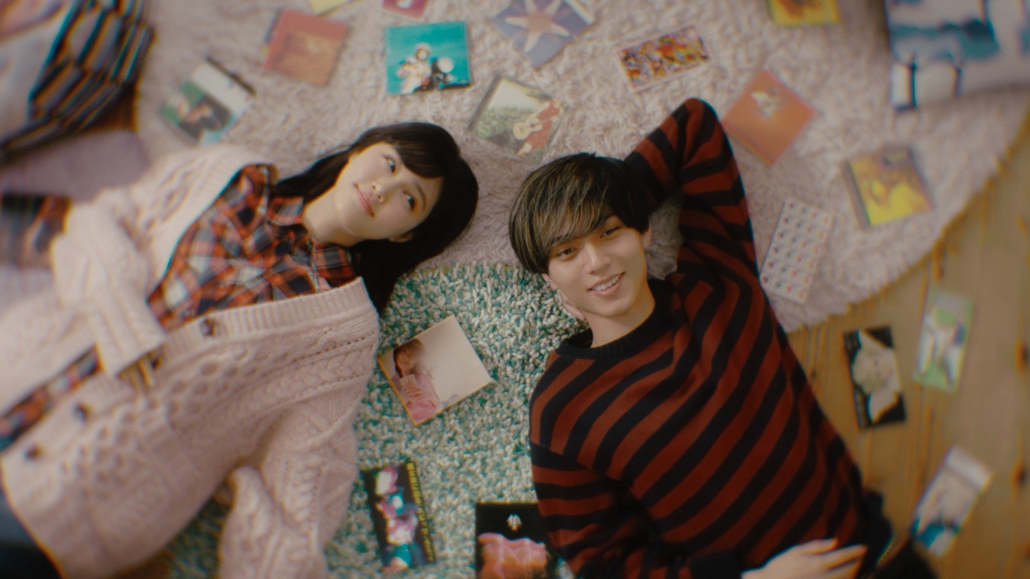 永瀬廉（King & Prince）と原菜乃華が出演するユニバーサルミュージックの新テレビCM「平成の『恋の鼓動』篇」より。