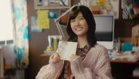 永瀬廉（King & Prince）と原菜乃華が出演するユニバーサルミュージックの新テレビCM「平成の『恋の鼓動』篇」より。