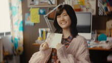 永瀬廉（King & Prince）と原菜乃華が出演するユニバーサルミュージックの新テレビCM「平成の『恋の鼓動』篇」より。