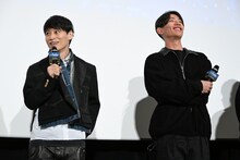 左からTAKUYA∞（Vo）、真太郎（Dr）。