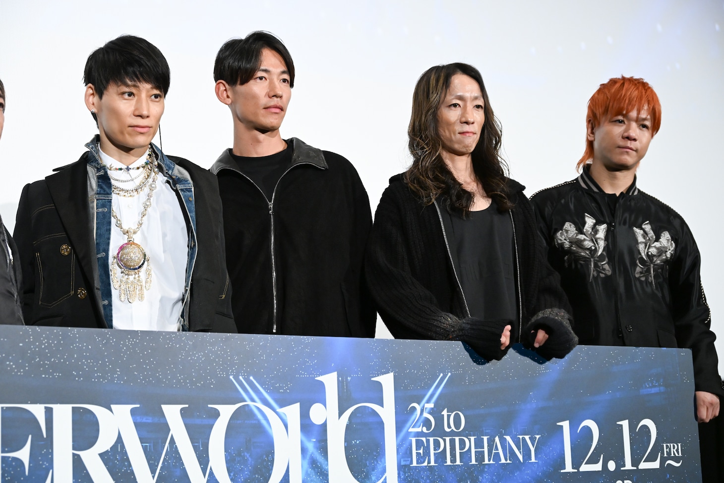 左からTAKUYA∞（Vo）、真太郎（Dr）、彰（G）、信人（B）。