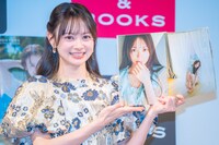 1stフォトブックのお気に入りのカットを見せる伊藤百花（AKB48）。