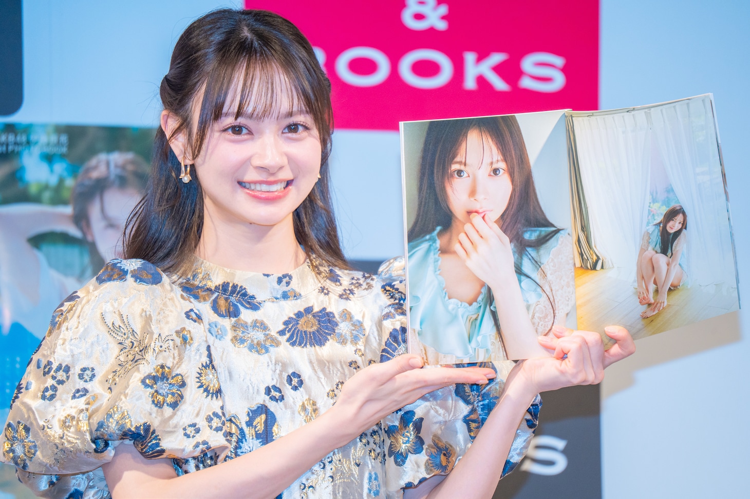 1stフォトブックのお気に入りのカットを見せる伊藤百花（AKB48）。