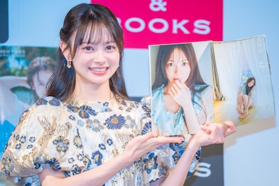 1stフォトブックのお気に入りのカットを見せる伊藤百花（AKB48）。