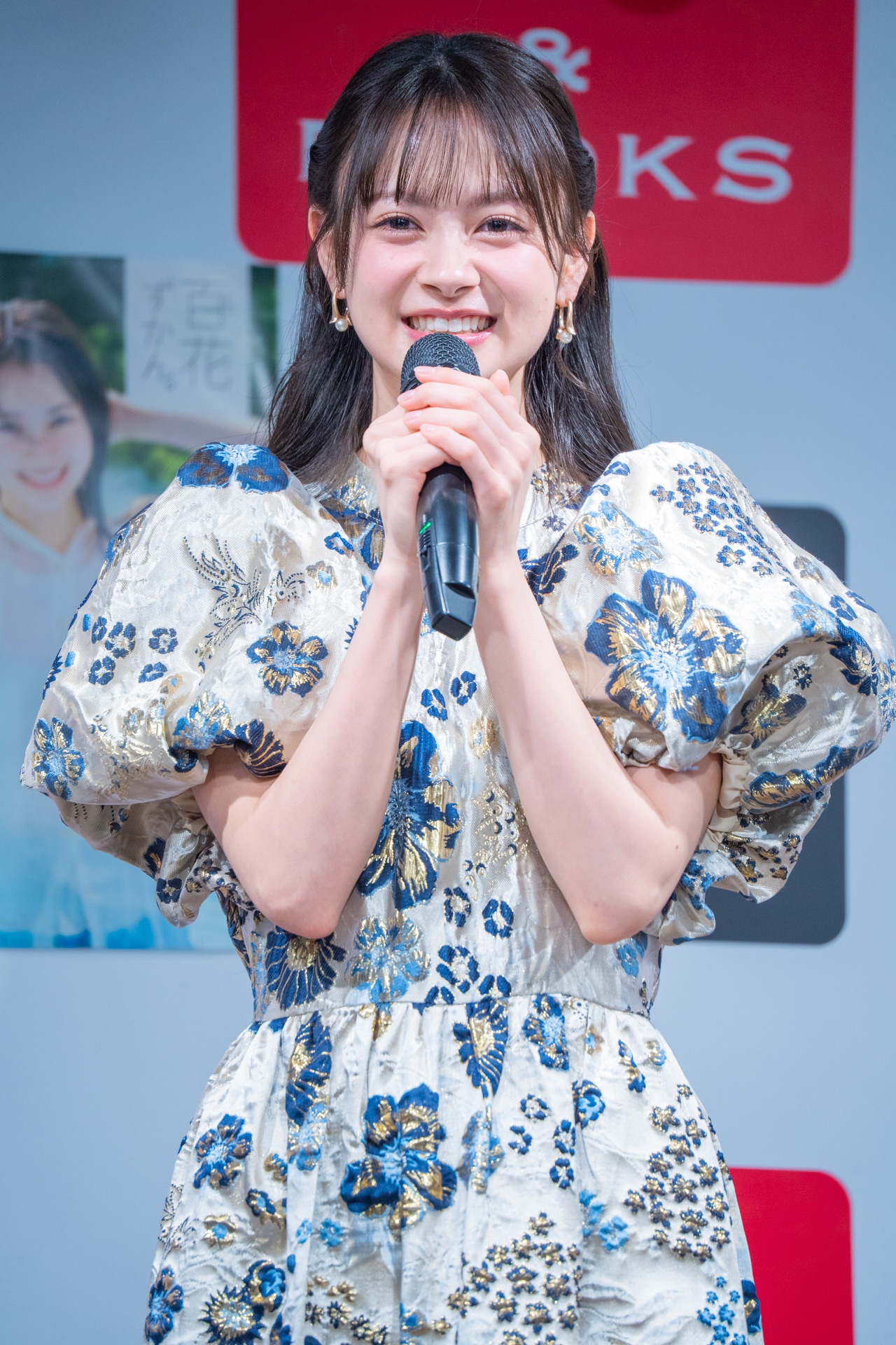 伊藤百花の1stフォトブック「百花ずかん。」パネル展開催、夏のプール