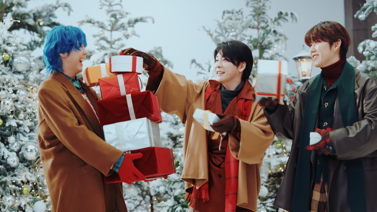 Mrs. GREEN APPLEとローソンの「冬の大作戦」プレゼントを抱えたメンバーが登場する新CM