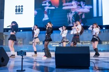 iiiによるパフォーマンスの様子。