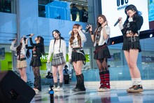 観客に手を振るiii。