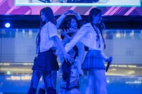 iiiによるパフォーマンスの様子。