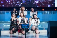 iiiによるパフォーマンスの様子。