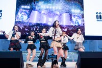 iiiによるパフォーマンスの様子。