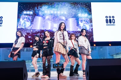 iiiによるパフォーマンスの様子。