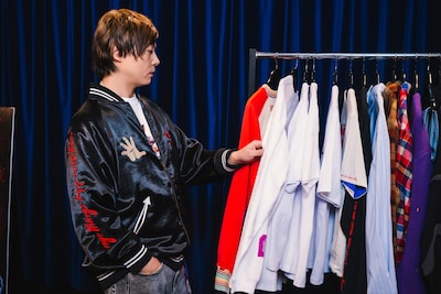 こだわりの詰まったアイテムの数々を眺める堂本剛。