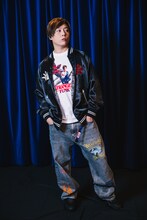 「STRANGER FUNK TEE」に「須友連邪真群守 SUKAJAN」を羽織った堂本剛。